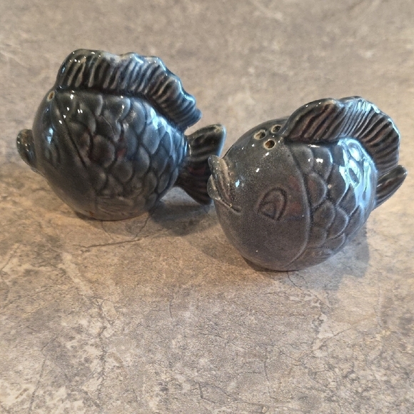 (J30) Gray Salt And Pepper Shaker Set - Picture 3 of 8